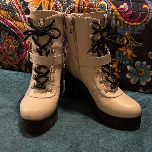 Guess cream Lace-Up Boots with Black Accents